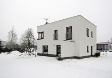 Obr. 11–13: RD Radomyšl, stavba a různé fáze domu při měření testu vzduchotěsnosti obálky budovy. Při kontrolním testu byla naměřena hodnota  n50 = 0,7 h–1. Po dokončení budovy byla naměřena hodnota n50 = 0,4 h–1. 