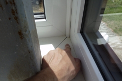 Obr. 14–16: Největší netěsnosti zjištěné při kontrolním testu vzduchotěsnosti obálky budovy – nevhodně zpracovaný detail parapetu u rohového okna, netěsnost kolem svazku kabelů a proudění vzduchu neutěsněnými chráničkami kabelů.