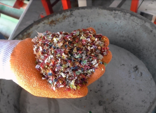 Obr. 2: Vstupní materiál – nahrubo drcený odpadní plast