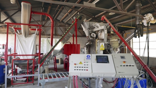 Obr. 3, 4: Nová technologická linka