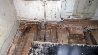 Obr. 2: Degradované zhlaví trámů (synergické působení dřevokazných hub a hmyzu) uložených na uskakující zdi. Zde je prostor pro vložení nových prvků do rozšířených kapes.