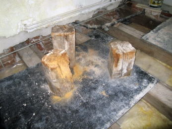 Obr. 5: Vyříznuté degradované zhlaví dřevěných trámů