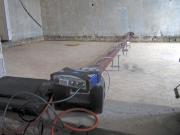 Obr. 9: Přístroje na měření vibrací podlahy. Tým z brněnského VUT FAST vedli doc. Ing. Pavel Schmid, Ph.D., Ing. Petr Daněk, Ph.D., a doc. Ing. Jan Pěnčík, Ph.D.