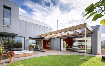 2. místo – Pod betonovou střechou (D21), autor: Mgr. A. Dora Kolářová