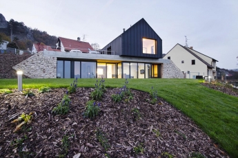 1. místo – Moderní tvář venkovské stavby (soutěžní kód N14), autoři: prof. Ing. arch. Ján Stempel, Ing. arch. Jan Jakub Tesař a Ing. arch. Dalibor Borák