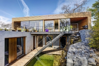 1. místo – Vila nad vodopádem (soutěžní kód D10), autor: Ing. arch. Michal Sluka