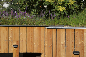 Na střeše voda pomalu protéká pěnovým sklem, štěrkem a přes kořeny rostlin, čistí se a společně s dešťovou vodou pak odtéká do akumulační jímky. Rostliny tu mají ideální prostředí.