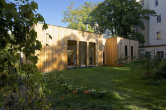 Dům byl navržen v pasivním standardu, má promyšlené konstrukční řešení i celé TZB. Systém vytápění kombinuje zemní výměník, fotovoltaiku a akumulaci energie, kromě toho je tu také rekuperace.