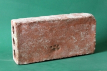 Dutinová cihla s otiskem tlapky z bývalého panského dvora Postolov u Chocně. Soukromá sbírka.