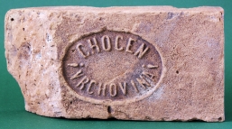 Pokoska s pozitivním nápisem CHOCEŇ VRCHOVINA, počátek 20. století. Cihelna velkostatku knížat Kinských na Vrchovině u Chocně. Sbírka Orlického muzea v Chocni.