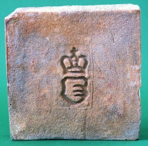 Půdovka s kolkem knížat Kinských (erb s třemi vlčími tesáky v poli a s knížecí korunkou), s klasickým rozměrem 200×200×40 mm, konec 19. století. Panská cihelna knížat Kinských na Vrchovině u Chocně. Sbírka Orlického muzea v Chocni.