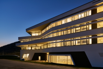 Noční pohled na budovu osvětlenou pomocí LED technologie