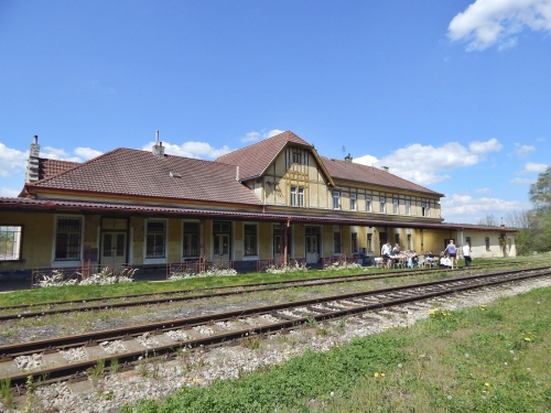 Staniční budova byla na jaře roku 2012 odstavena z provozu