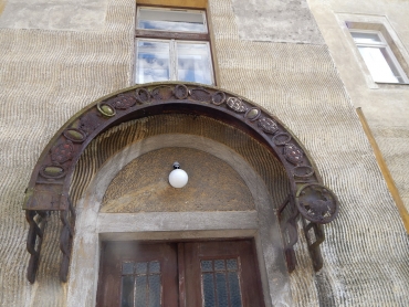 Objekt je vyzdoben secesními architektonickými prvky, patrnými zejména u hlavního vstupu v prvním nadzemním podlaží