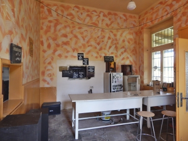 Dobrovolníci si zde vybudovali zázemí pro relaxaci