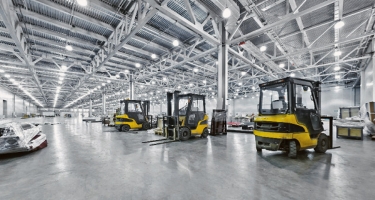 Pancierová priemyselná podlaha zaťažená vysozdvižnými vozíkmi (zdroj: pixabay.com)