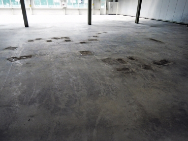 Príklad oddeľovania vsypu z priemyselnej podlahy