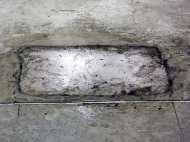 Príklad esteticky nevydarenej lokálnej opravy oddeľovania vsypu 