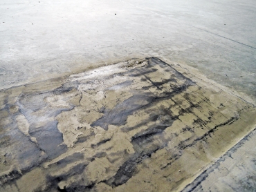 Príklad esteticky a funkčne nevydarenej lokálnej opravy oddeľovania vsypu