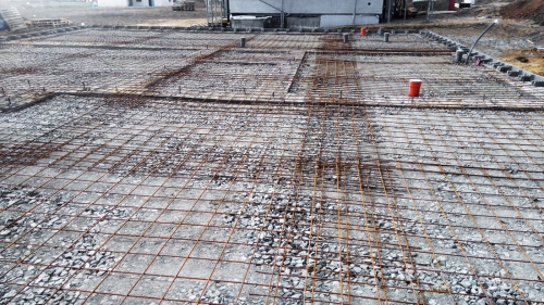 Obr. 5: Budoucí základová deska po položení kari sítí; síť není podložena, prováděcí firma tvrdila, že podložení bylo následně před betonáží provedeno