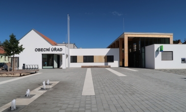 Obecní úřad a další veřejné prostory v obci Bílovice nad Svitavou od studia P. P. Architects