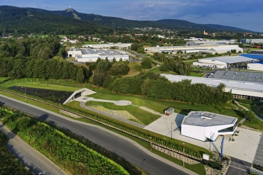 Ve druhé fázi byl řešen heliport s přistávacím místem pro vrtulník a „zasypaný“ hangár se zelenou střechou a pohledovým betonem v interiéru i na fasádě. Poslední etapou byla úprava terénu a řešení zeleně. Výsledkem je park, který se stal přirozenou součástí krajiny s ještědským hřebenem v pozadí.