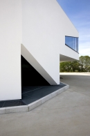 Dům je odlitý z monolitického betonu. Celkové řešení i sklo v líci fasády poukazují na příslušnost firmy k automobilovému průmyslu.