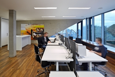 V interiérech jsou hlavními prvky pohledový beton, bezrámové použití skla a dřevěná podlaha v patře