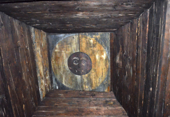 Obr. 3, 4: Nástěnné malby v interiéru objektu [4]