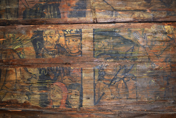 Obr. 3, 4: Nástěnné malby v interiéru objektu [4]