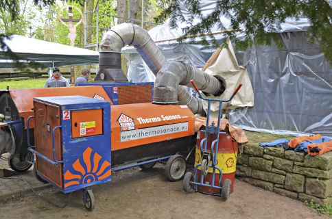 Obr. 6–9: Ustavení horkovzdušných agregátů a rozmístění skládaného hliníkového potrubí v objektu [4]