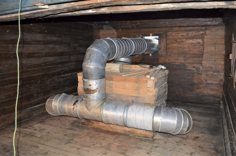 Obr. 6–9: Ustavení horkovzdušných agregátů a rozmístění skládaného hliníkového potrubí v objektu [4]