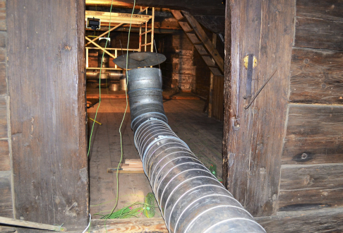 Obr. 6–9: Ustavení horkovzdušných agregátů a rozmístění skládaného hliníkového potrubí v objektu [4]