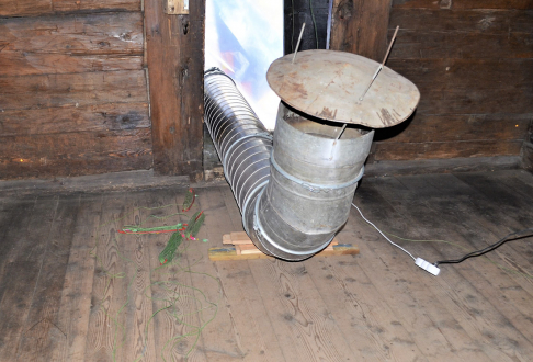 Obr. 6–9: Ustavení horkovzdušných agregátů a rozmístění skládaného hliníkového potrubí v objektu [4]