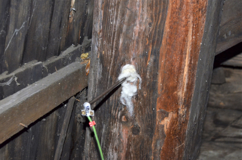 Obr. 10, 11: Termoelektrické snímače měřící teplotu uvnitř dřevěného prvku [4]