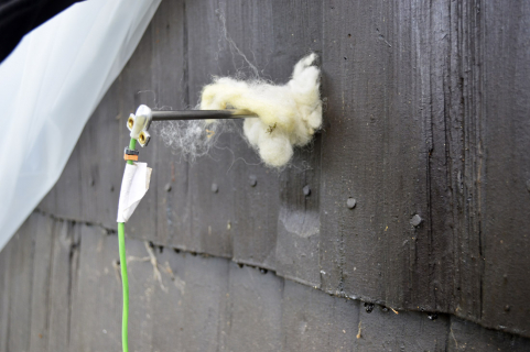 Obr. 10, 11: Termoelektrické snímače měřící teplotu uvnitř dřevěného prvku [4]