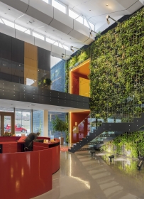 Sídlo firmy má centrální vstupní halu s vegetační stěnou a skleněným schodištěm. Pilová ocelová příhradová konstrukce střechy je částečně přiznaná.