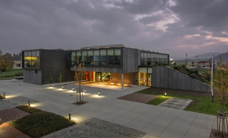 Střechy nad 1. NP byly řešeny jako vegetační, nad 2. NP jsou klasické ploché.  Na nich byly osazeny FVE panely. Na zelené střechy je přístup pomocí ramp, propojených se zahradou.