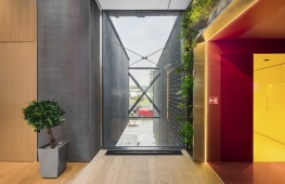 Jednotlivé kvádry stavby tvoří závětří v místech, kde je předpokládaný pohyb lidí mezi vnitřními prostory a exteriérem