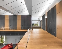 Ve druhém podlaží jsou jednotlivá pracoviště, zasedací místnosti a archiv 