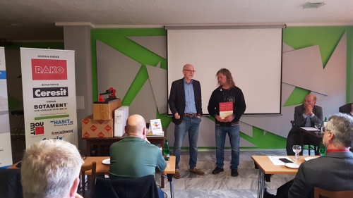 Vítěz Zdeněk Dolejš přebírá certifikát pro nejlepšího oblddače