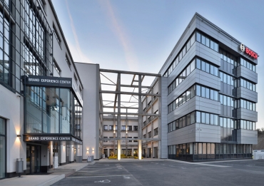 Areál se stavbami původních kotelen továrny v Radlicích ožil novým životem