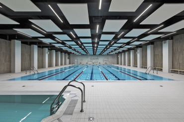 Ostrůvky TOPIQ® SONICE Element použité v plaveckém bazéně