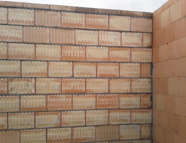 Obr. 1: Příklad napojení vnitřní akustické stěny s použitím klasické zdicí malty na obvodovou stěnu z broušeného zdiva Profi 