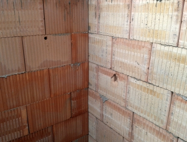 Obr. 2: Ukázka výhod jednotné technologie broušeného zdiva Profi – bezproblémová návaznost obvodové i meziobjektové akustické stěny řadového domu