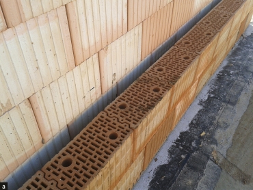 Obr. 3: Dvojitá konstrukce meziobjektové stěny řadového domu z cihel Porotherm 19 AKU Profi