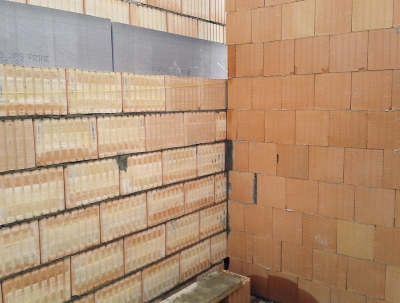 Obr. 11: Řadový dům Praha 9, návaznost obvodové stěny z broušených cihel a meziobjektové stěny z nebroušených akustických cihel