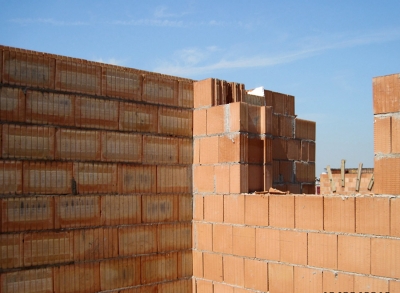 Obr. 12: Řadový dům Praha 4, návaznost obvodové stěny z nebroušených cihel a meziobjektové stěny z nebroušených akustických cihel