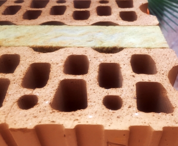 Obr. 2: Detail ložné plochy, která umožňuje zdění na schválený typ PU pěny