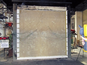 Obr. 4: Zkouška požární odolnosti stěny z cihelných bloků Heluz AKU Kompakt v akreditované laboratoři PAVUS, a. s. 